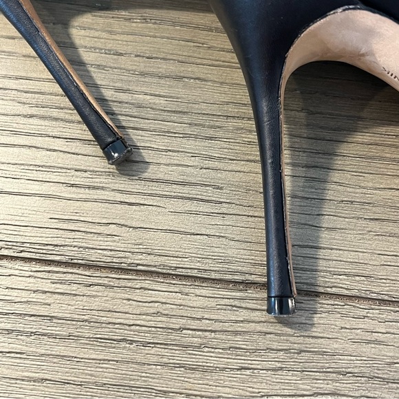 Manolo Blahnik Ripta Wide-Band Patent Pump (37.5) - Picture 15 of 15